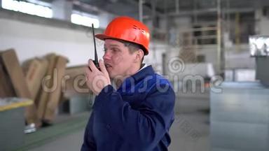 工程师建设者使用对讲机，在一个建筑工地内部给出指示。 4千克